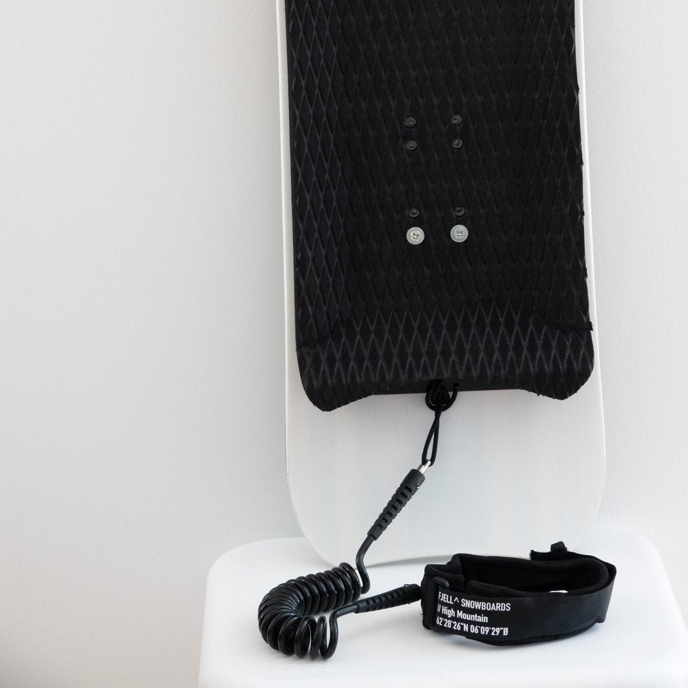 Black snowboards with traction pad and leash, FJELL MT1180 HOKKAIDO, eco-friendly design.