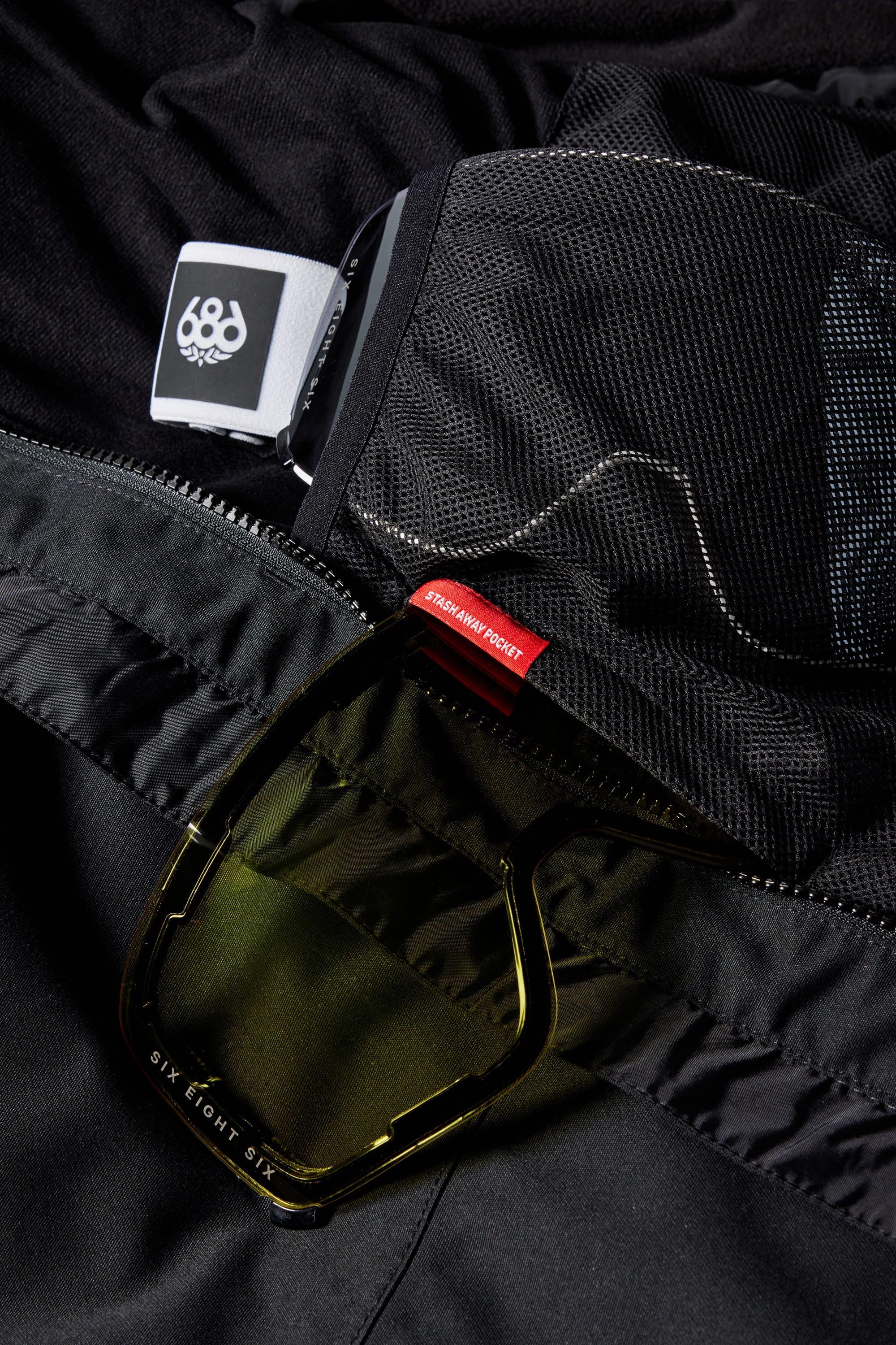 Smarty 3-IN-1 Form Jacket with waterproof zippers and stretchy snowstopper cuff, showcasing practical pocket features.