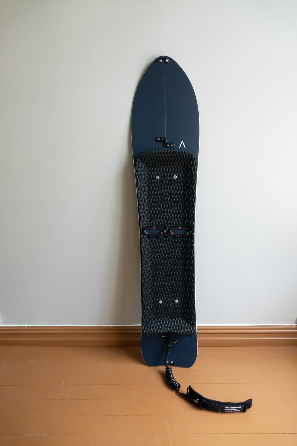 FJELL snowboards MT1180s splitboard, directional shape, eco epoxy resin, rocker nose, sintered base, indoor display.