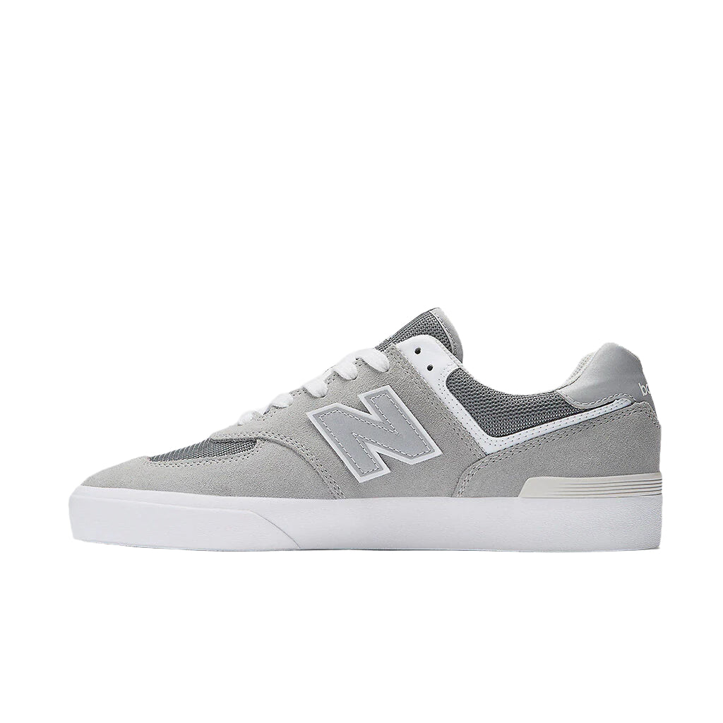 Ikoninen New Balance NM574VGY sneaker, vulkanoitu rakenne ja vahvistettu kärki.
