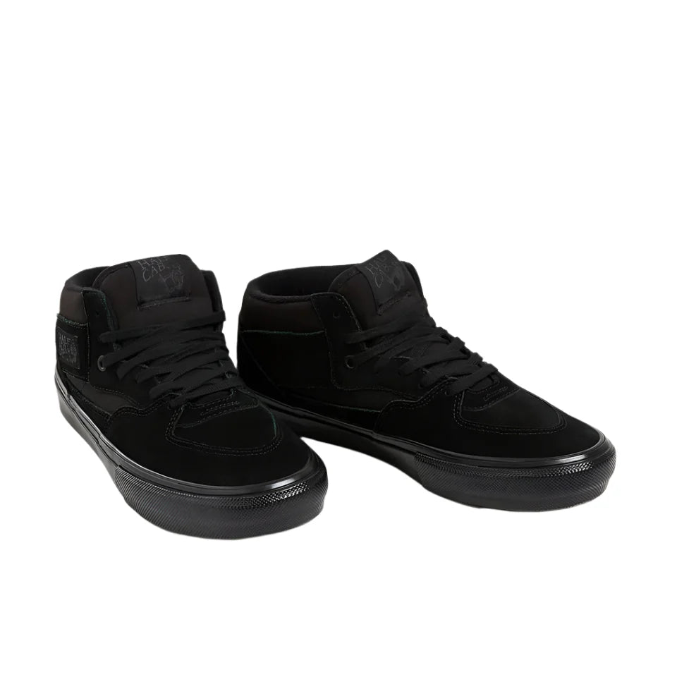 Skate Half Cab -kengät, musta, kestävä materiaali, suunniteltu skeittaukseen, Vans-brändi.