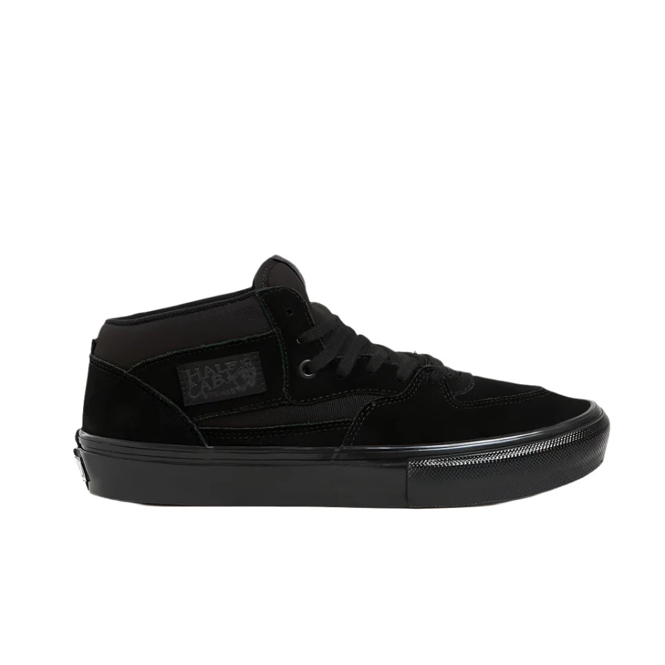 Skate Half Cab -kengät, mustat, kestävästä mokkanahasta ja kankaasta, uusilla pohjilla ja tukirakenteilla, suunniteltu moderniin skeittaukseen.