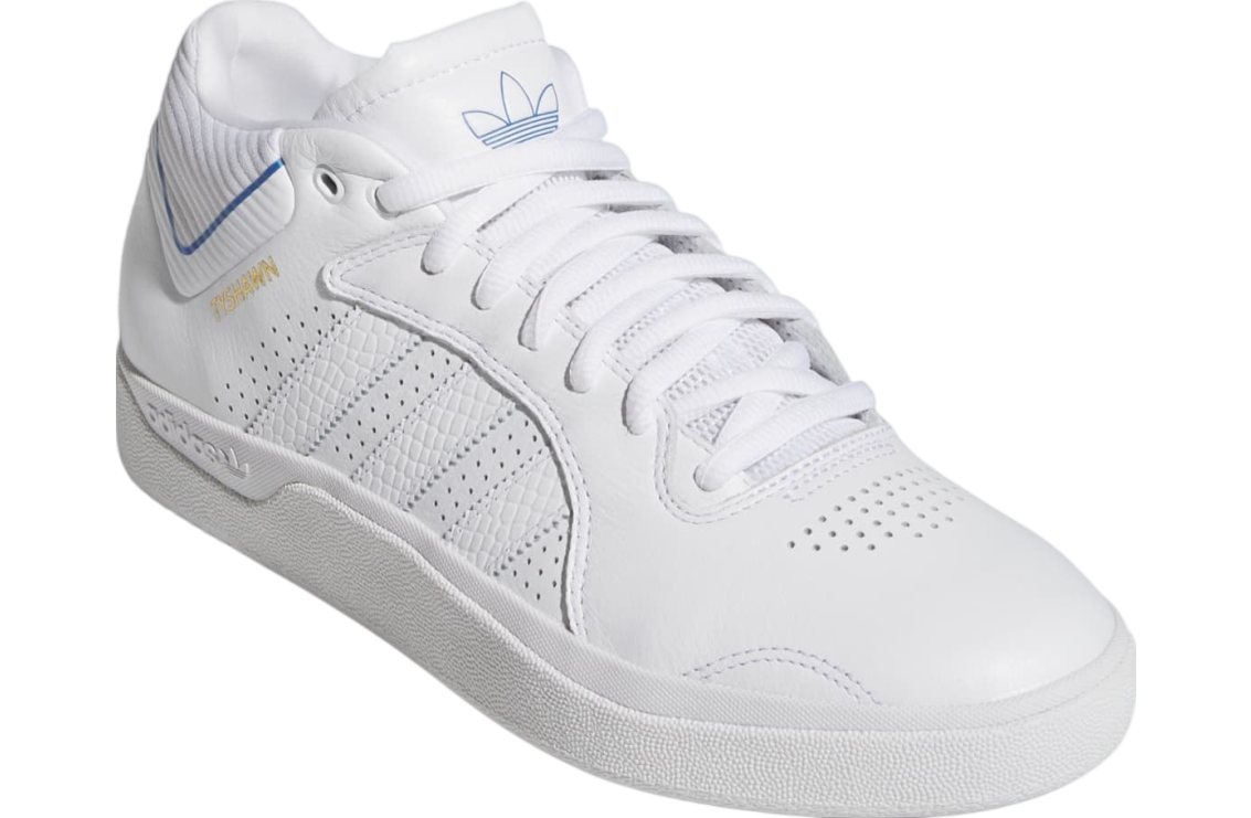 Tyshawn Jones adidas skeittikenkä, valkoinen nahka, siniset yksityiskohdat, käärmekuvioidut raidat.