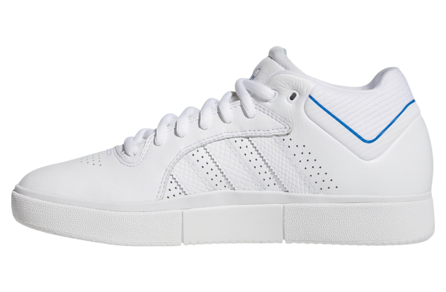 Tyshawn Jones adidas-tyyliset skeittikengät, joissa on premium-nahkaa, käärmeennahkakuviolliset 3-Stripes ja mukavuuteen suunniteltu pohja.