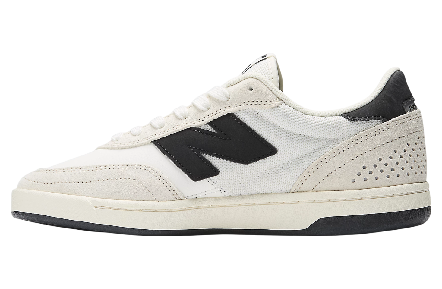Tenniskengät NM440SB2 valkoisena, ABZORB-välipohja, mokka- ja verkkokangas.