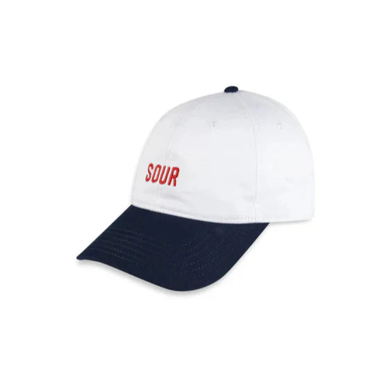 Valkoinen Sour Army Cap punaisella brodeerauksella ja mustalla lipalla, 100% puuvillaa.