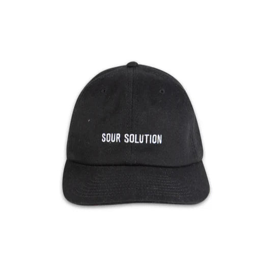 Mustan värinen viisiosainen Sour Solution Snapback-lippis, brodeeratulla logolla ja hem-etiketillä.