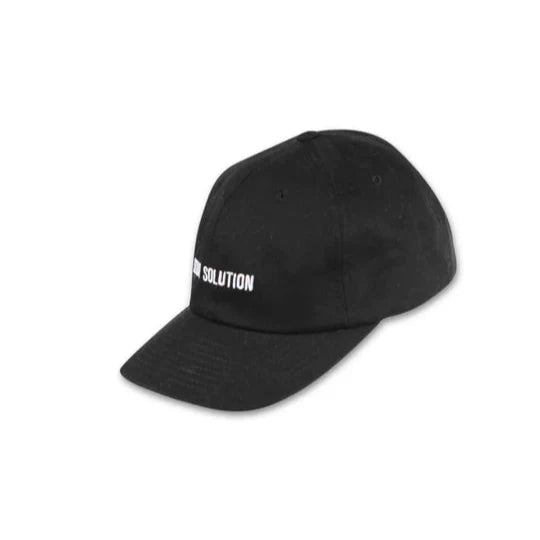 Musta Snap Back Cap, Sour Solution -kirjailulla ja helmalabelillä, 100% puuvillaa.