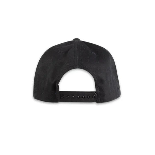 Mustan snap back -lippiksen takaosa, Sour Solution brodeerauksella ja etikettillä, valmistettu Euroopassa 100% puuvillasta.
