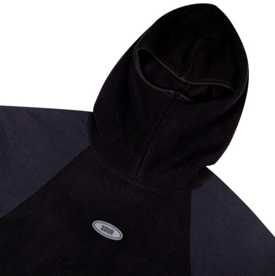 Musta Ninja Hood mikrofleecestä, 100 % polyesteriä, Euroopassa valmistettu.