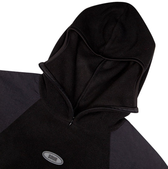 Musta Ninja Hood mikrofleecekankaasta, 100% polyesteria, valmistettu Euroopassa.