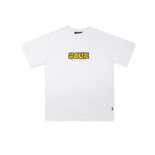 Valkoinen Sour Solution Surf Tee, 100% puuvillaa, rintapainatus, valmistettu Euroopassa.