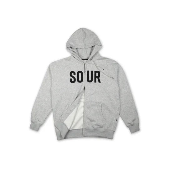 Harmaa Army Zip Hood -huppari, jossa rinnassa "SOUR"-kirjailu. 60% puuvillaa, 40% polyesteriä, harjattu sisäpinta.