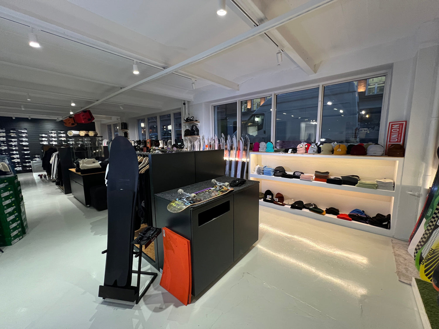 Suomen lumilautailukaupat ja verkkokaupat – mistä varusteet kotimaasta?