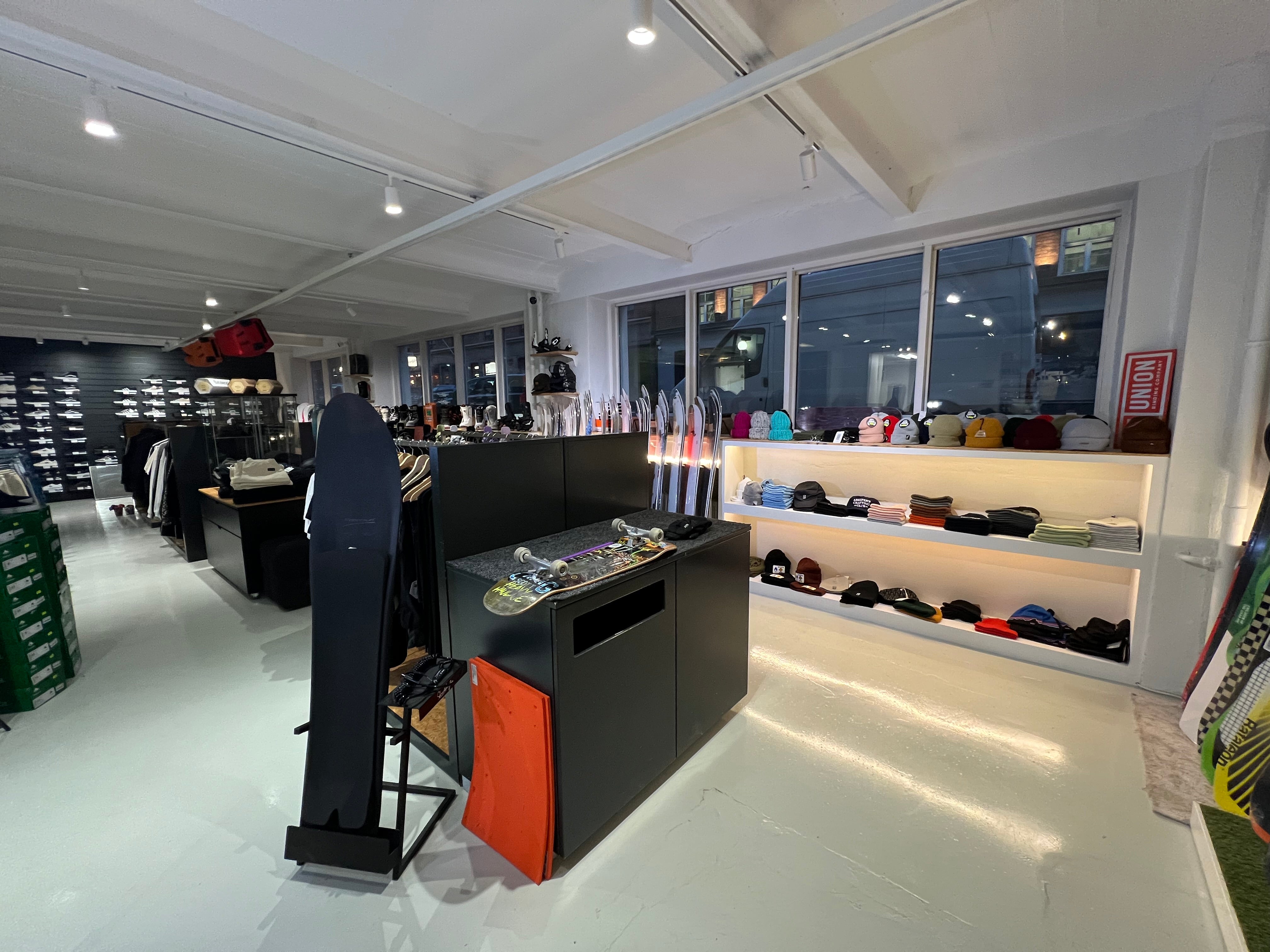 Suomen lumilautailukaupat ja verkkokaupat – mistä varusteet kotimaasta?