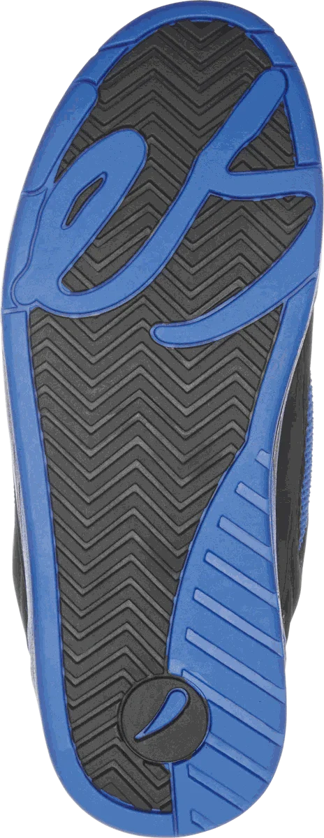 és Muska shoe sole with blue and black rubber pattern.